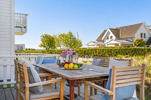 Outdoor dining - The Beach House: beach villa with sauna, whirlpool and roof terrace in Olpenitz (Kappeln)