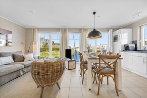 TV, stereo - The Beach House: beach villa with sauna, whirlpool and roof terrace in Olpenitz (Kappeln)