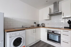 Fridge, electric kettle, toaster, cookware/dishes/utensils - Thornhill House by Guestz (Wakefield)