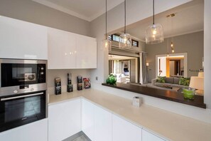 Fridge, microwave, oven, stovetop - Villa ROYAL PARK 4 bedrooms, 5 min from the beach (Pamplemousses District)