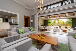 TV - Villa ROYAL PARK 4 bedrooms, 5 min from the beach (Pamplemousses District)