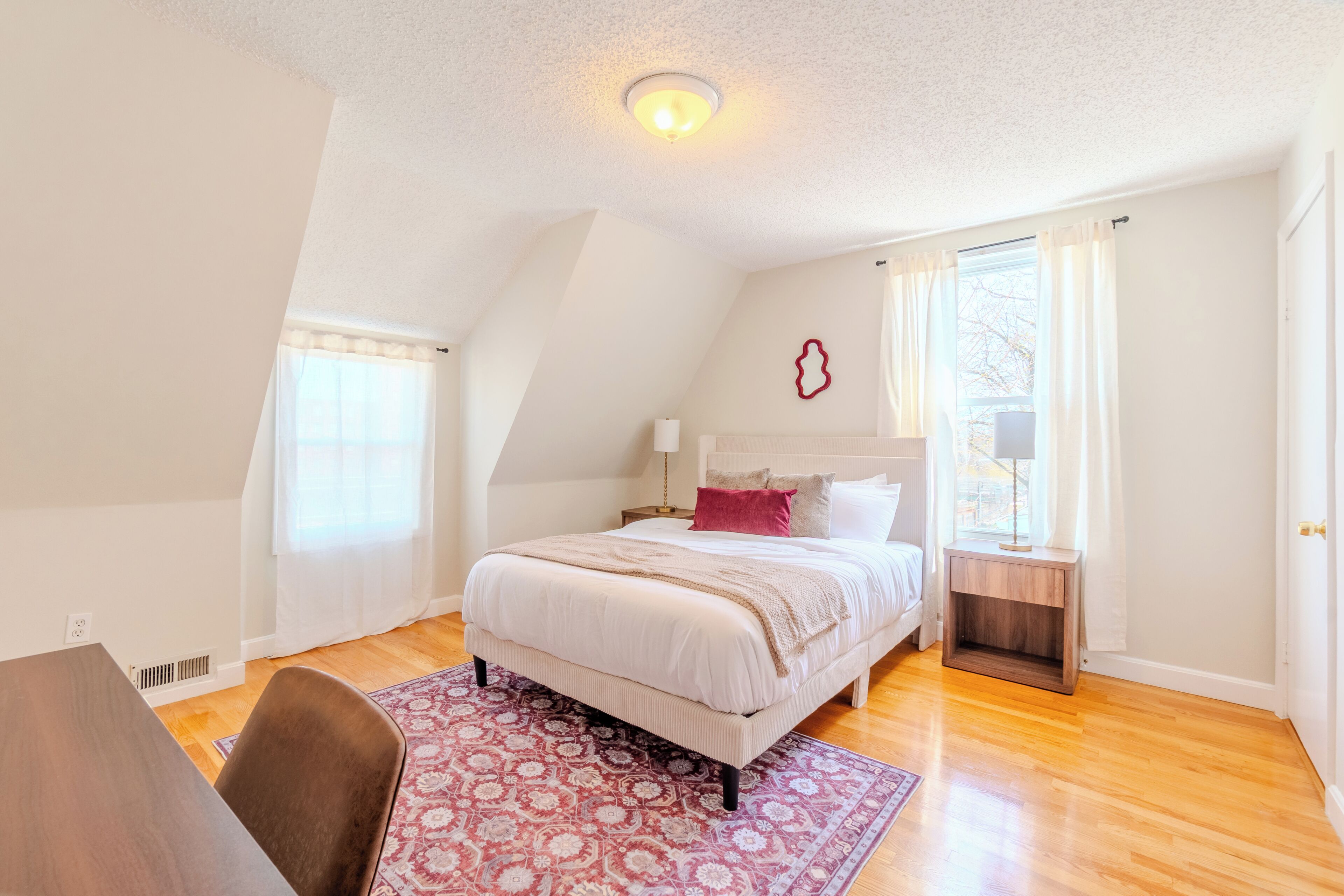 5 bedrooms, iron/ironing board, WiFi, bed sheets