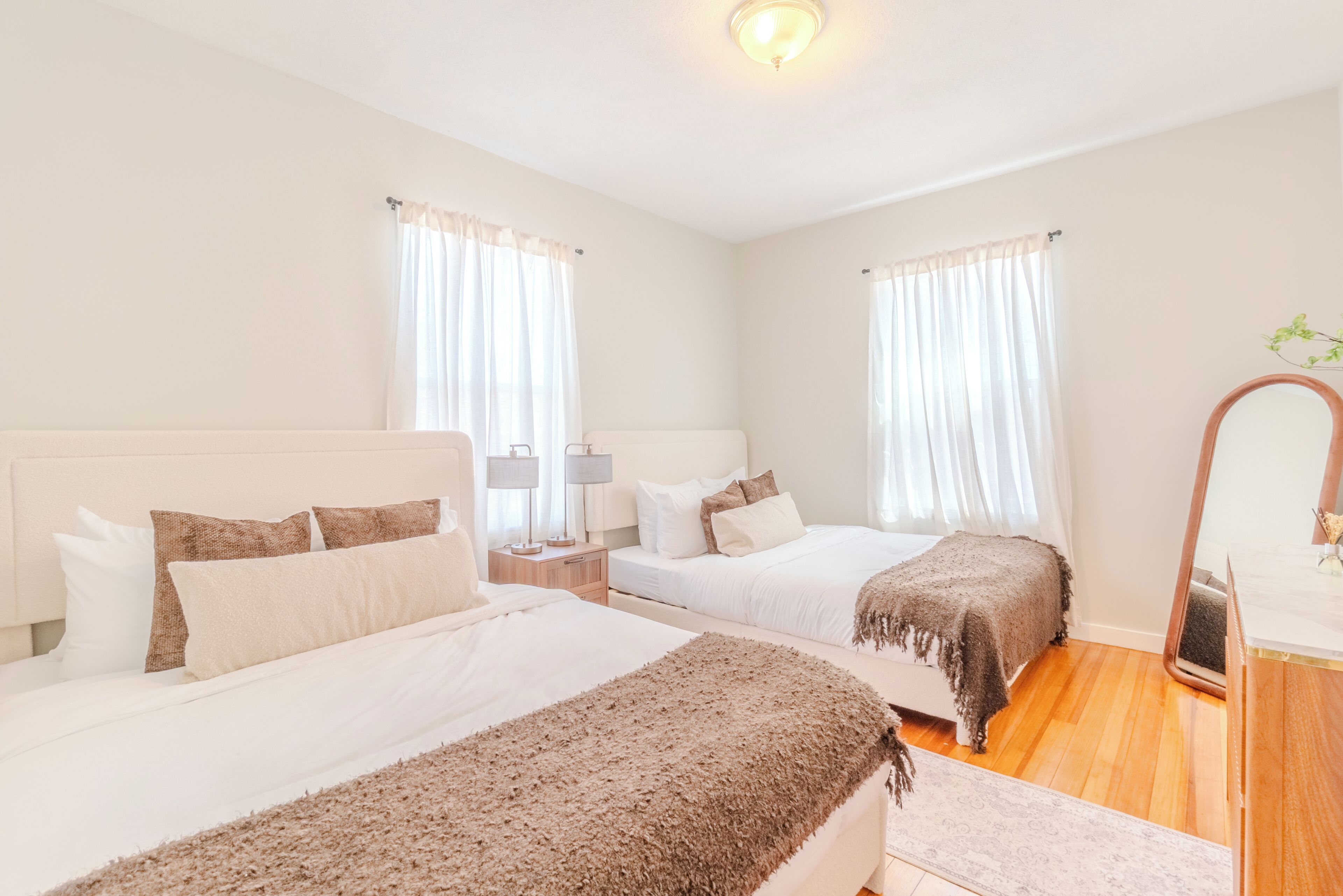 5 bedrooms, iron/ironing board, WiFi, bed sheets