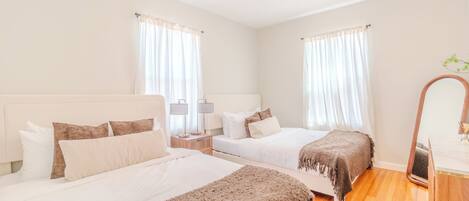 5 bedrooms, iron/ironing board, WiFi, bed sheets