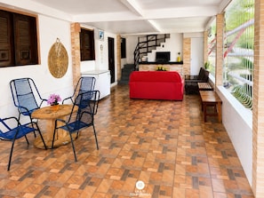 Casa Premium, vista al lago | Área de sala de estar | Smart TV de 43 pulgadas con canales digitales y Netflix 
