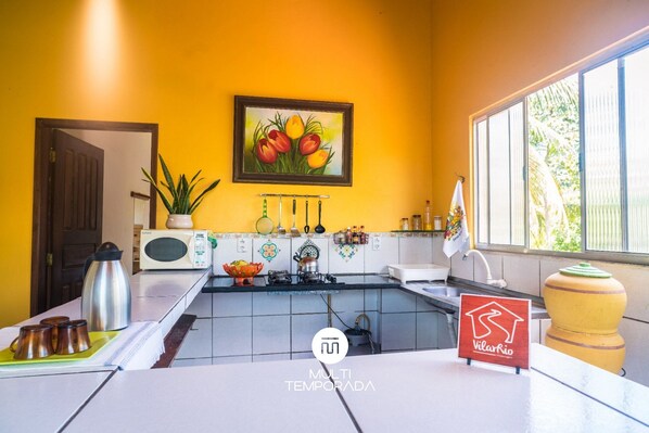 Premium House, Lake View | Private kitchen | Fridge, microwave, cookware/dishes/utensils, dining tables
