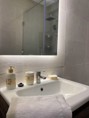 Secadora de cabello, toallas, jabón, papel de baño 