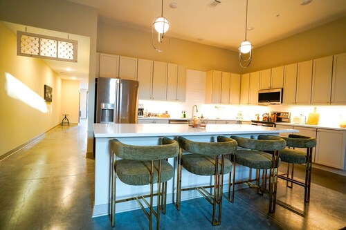 Opal Suite - NEW 2 bed/2 bath loft near Massachusetts!