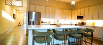 Opal Suite - NEW 2 bed/2 bath loft near Massachusetts!