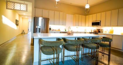 Opal Suite - NEW 2 bed/2 bath loft near Massachusetts!