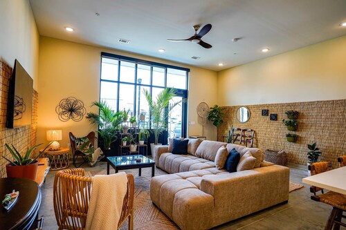Jungle Jasper Suite - NEW Loft near Massachusetts!