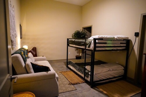 Jungle Jasper Suite - NEW Loft near Massachusetts!