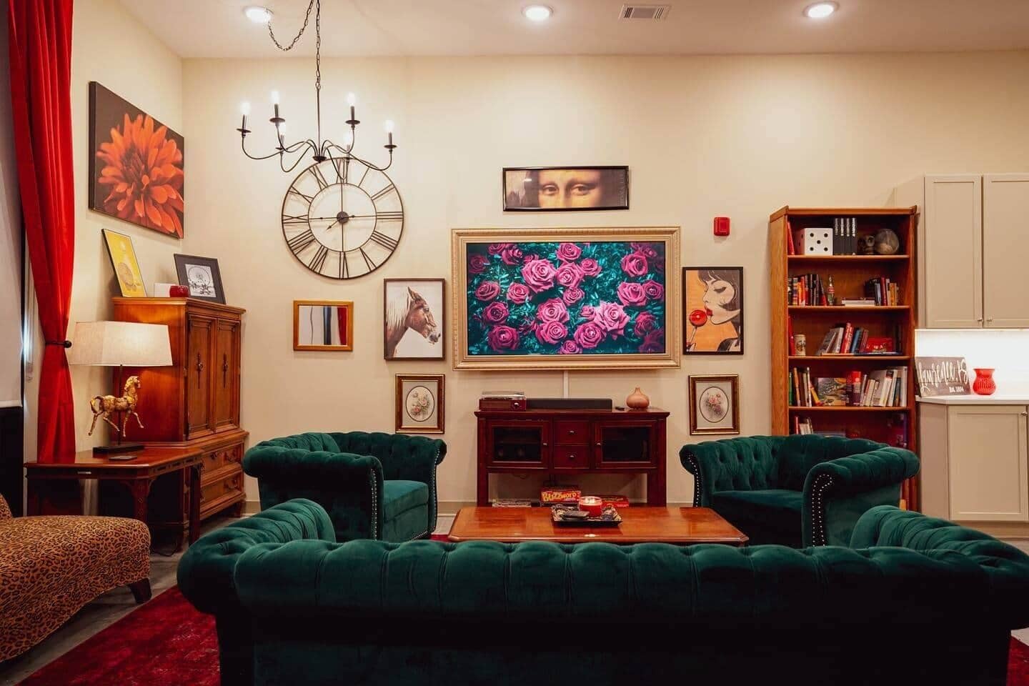 Una sala de estar con dos sofás verdes, una mesa de centro de madera, un reloj grande y una estantería.