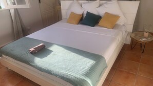 4 soverom, skrivebord, strykejern/-brett og reiseseng for barn