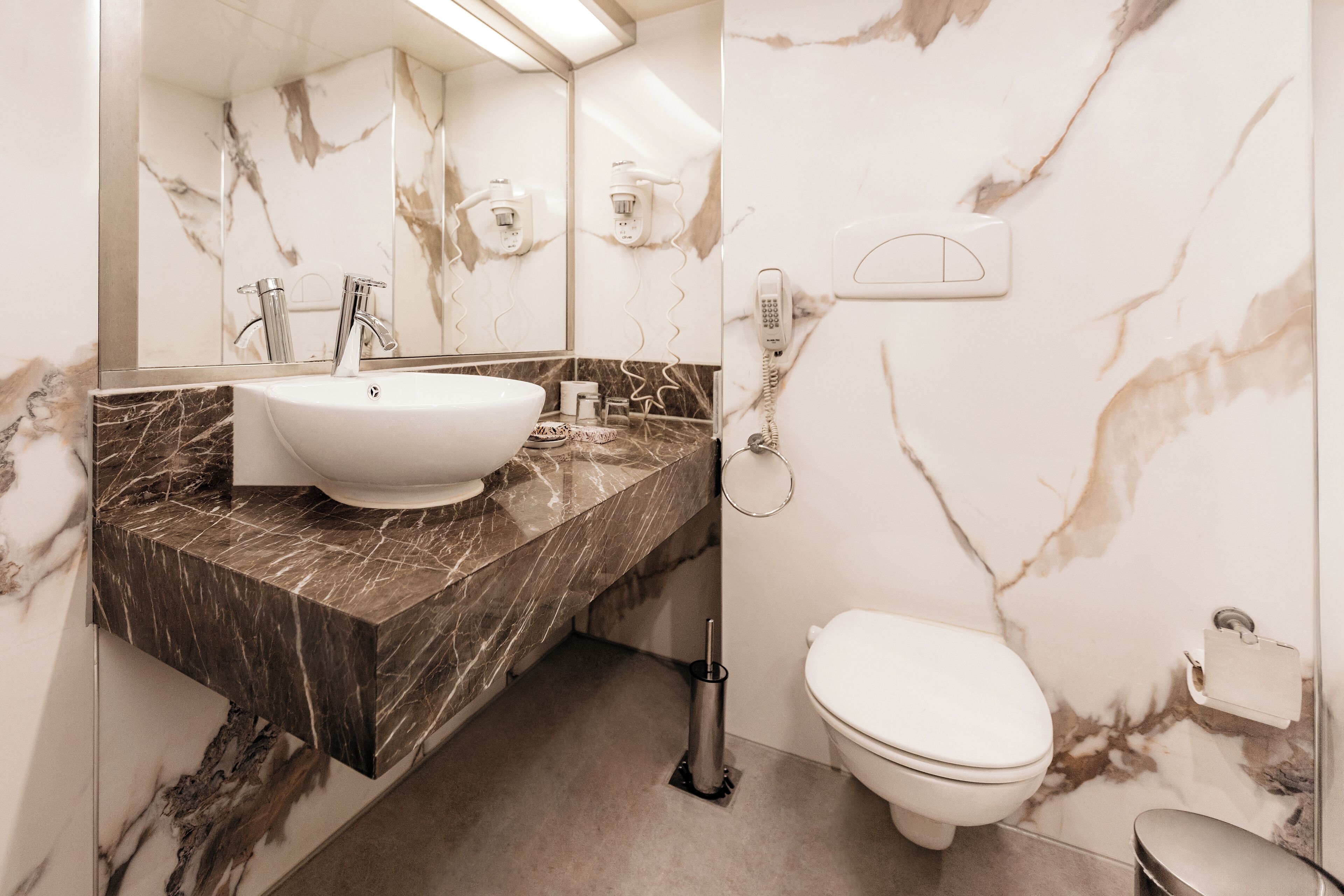 Cabaña estándar | Baño | Tina y regadera independientes y amenidades de baño gratuitas 