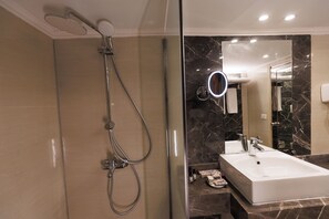 Royal Suite | Bathroom | Separate tub and shower, free toiletries, hair dryer, bathrobes