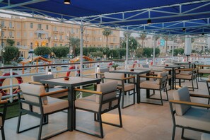 تناول الطعام بالخارج