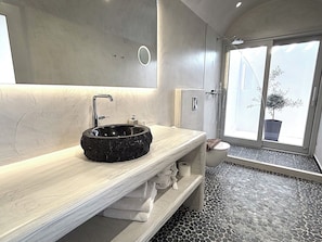 Doccia, asciugacapelli, asciugamani, sapone