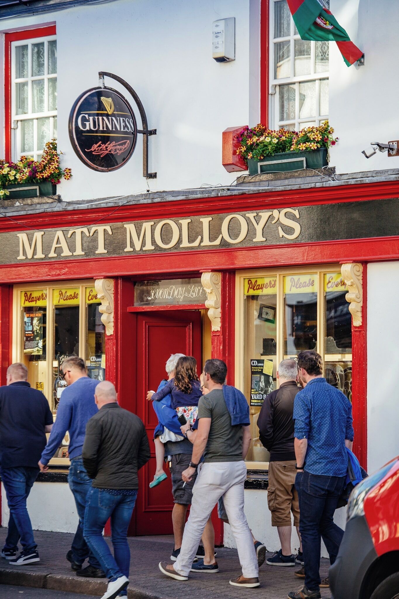 Een pub genaamd 'Matt Molloy's' met een Guinness-bord boven de ingang.