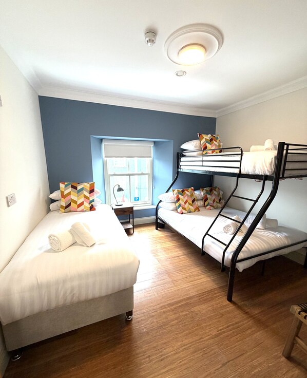Westport Rooms - Quad Room | Literie hypoallergénique, accès au Wi-Fi (inclus)
