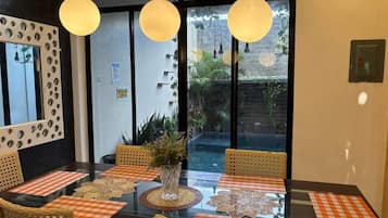 Casa conforto, 3 quartos, piscina particular | Opções para refeição no quarto