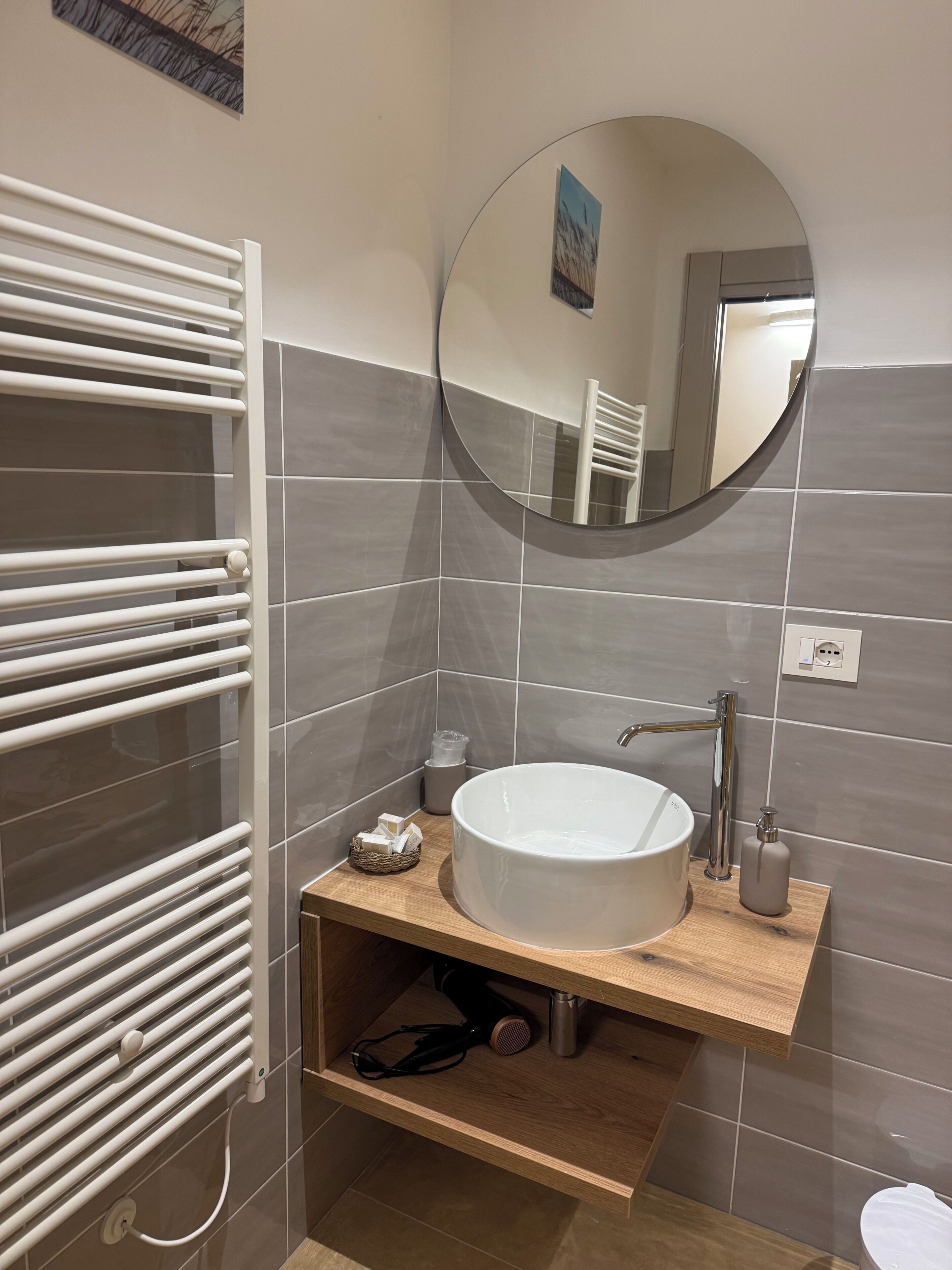 Douche, sèche-cheveux, bidet, serviettes fournies