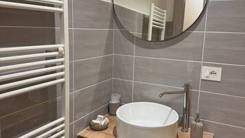 Douche, sĂšche-cheveux, bidet, serviettes fournies