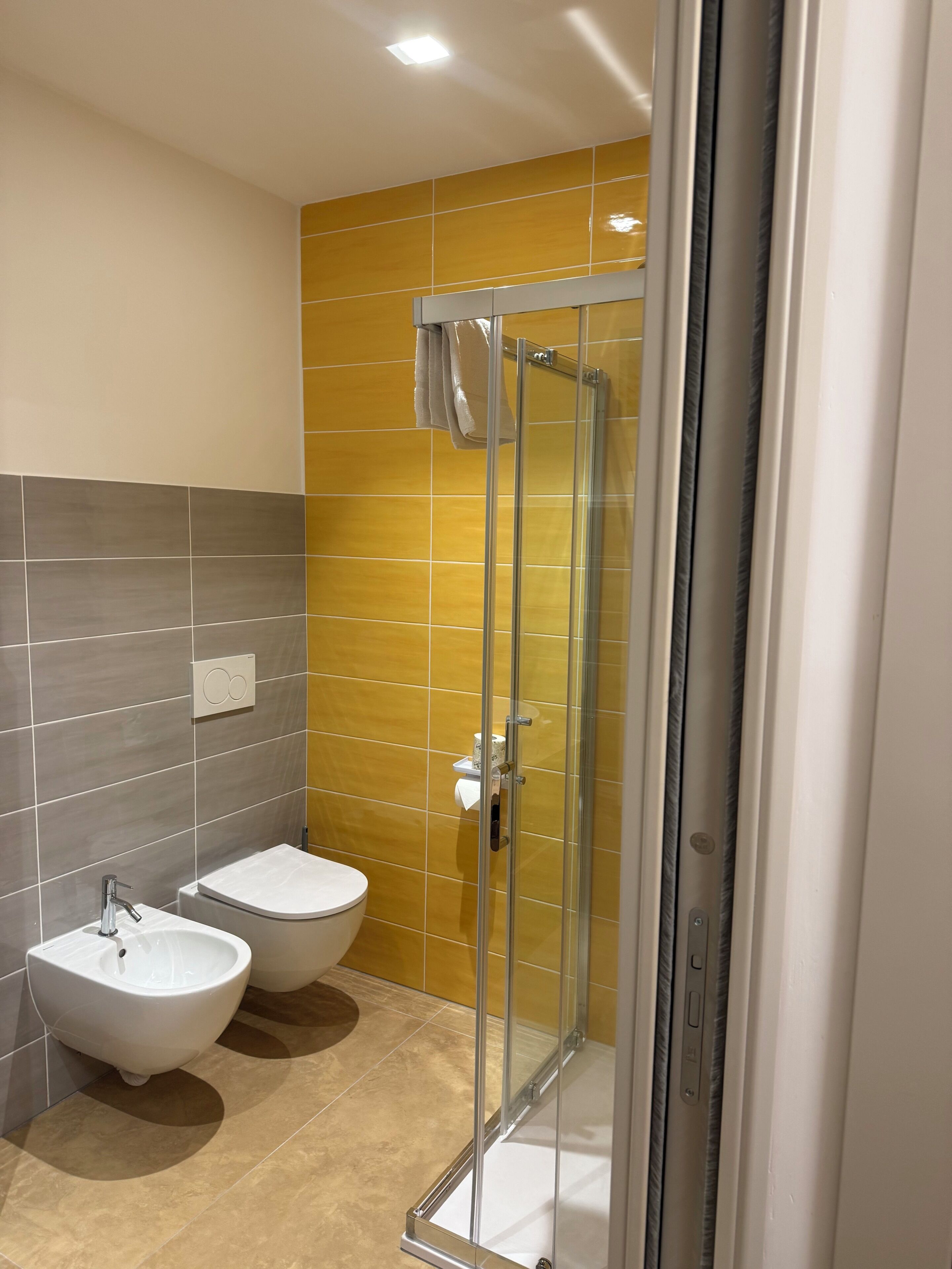 Douche, sèche-cheveux, bidet, serviettes fournies