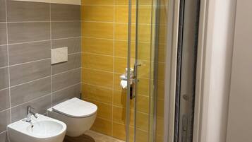 Douche, sĂšche-cheveux, bidet, serviettes fournies