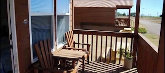 Silver Mesa Cabin - Cozy Getaway in Silverton, TX