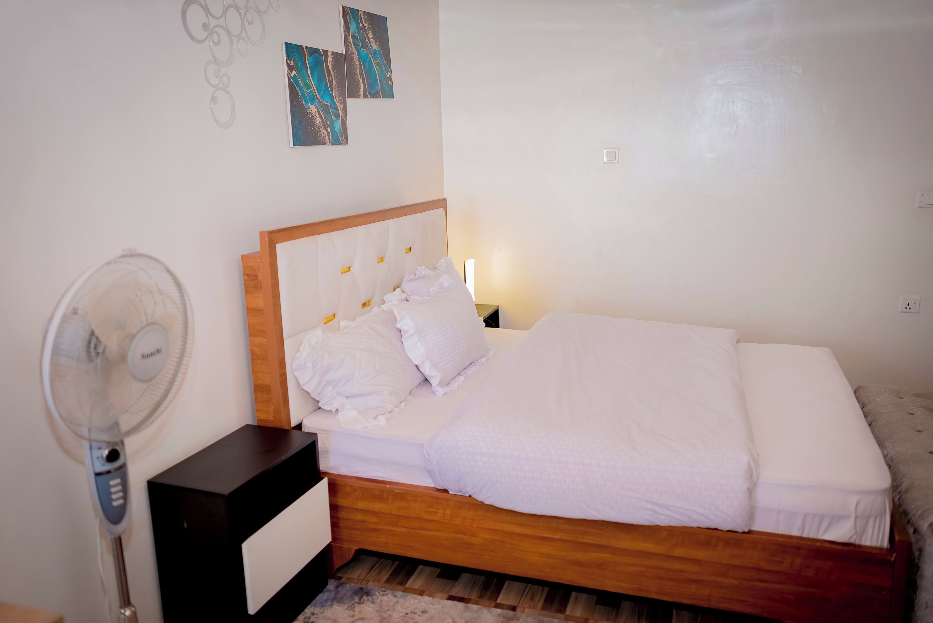4 bedrooms, iron/ironing board, WiFi, bed sheets