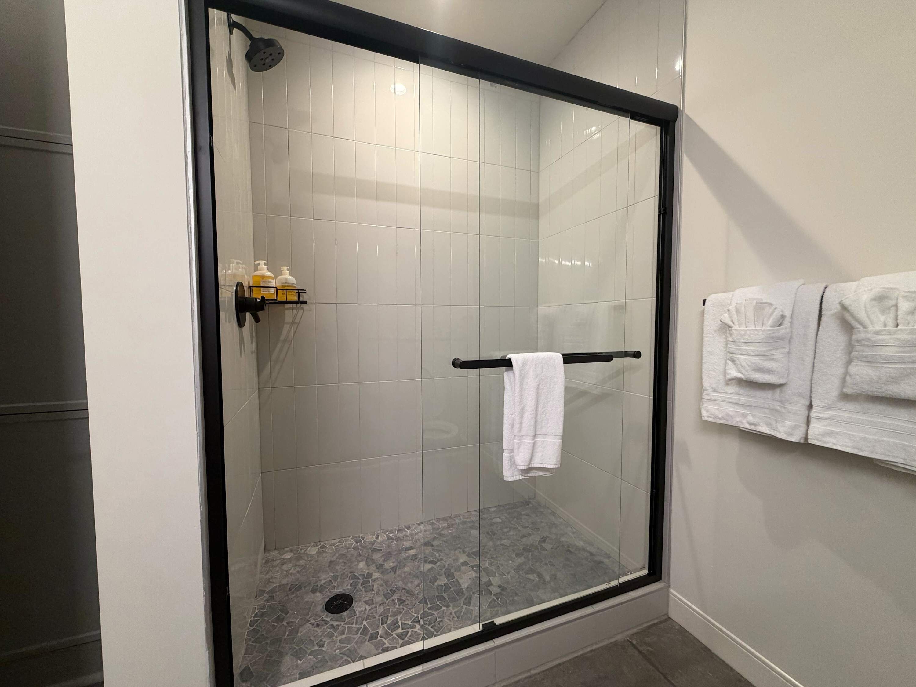 Een douche, een haardroger, handdoeken, shampoo