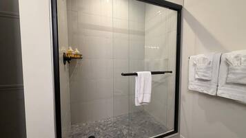 Een douche, een haardroger, handdoeken, shampoo
