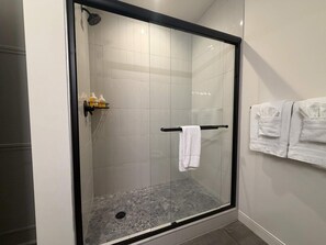 Een douche, een haardroger, handdoeken, shampoo