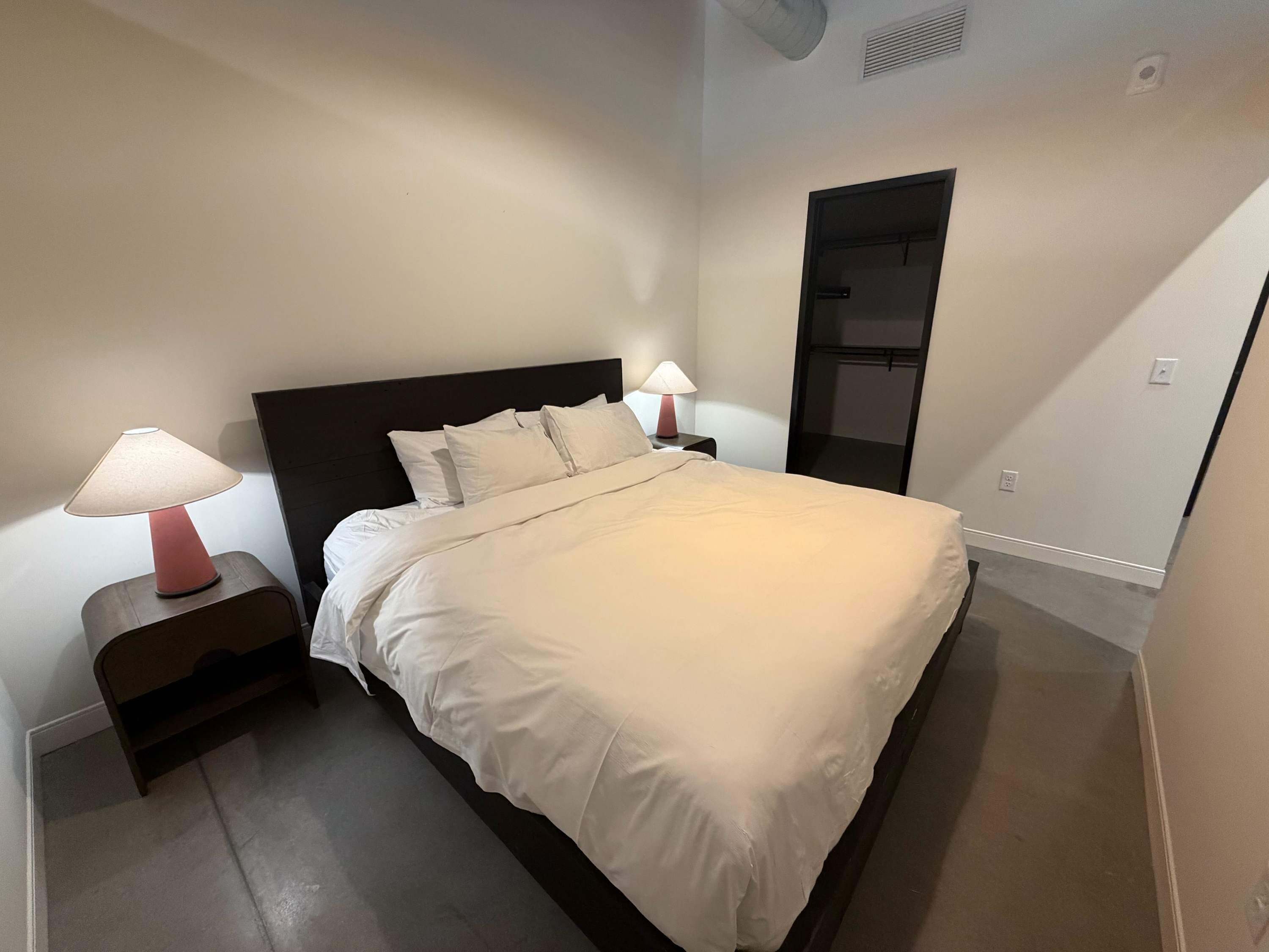1 slaapkamer, een strijkplank/strijkijzer, wifi, beddengoed