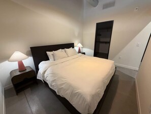 1 slaapkamer, een strijkplank/strijkijzer, wifi, beddengoed