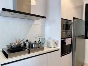 Private kitchen - BEACON EXECUTIVE SUITE BY STAYCATION HOMESTAY (George Town)
