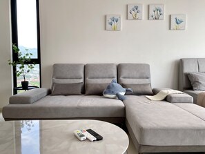 Living area - BEACON EXECUTIVE SUITE BY STAYCATION HOMESTAY (George Town)