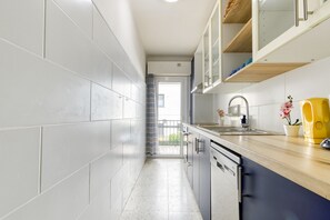 Wasserkocher mit Kaffee-/Teezubehör, Kühlschrank, Mikrowelle, Ofen