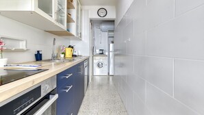 Een koffiezetapparaat/waterkoker, een koelkast, een magnetron, een oven
