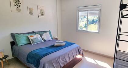 Apê Centro - Serra Negra-wifi/petfriendly /roupa de cama/Ar condicionado/garagem