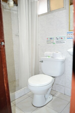 Eenvoudige kamer | Badkamer