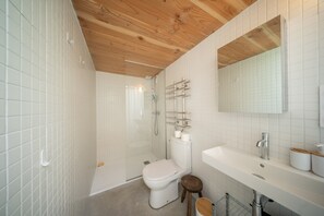 Shower, hair dryer, towels - Cabane Cala – Heart of Arcachon & Beaches Within Walking Distance (Arcachon)