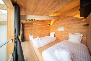 4 habitaciones, tabla de planchar con plancha, wifi y ropa de cama 