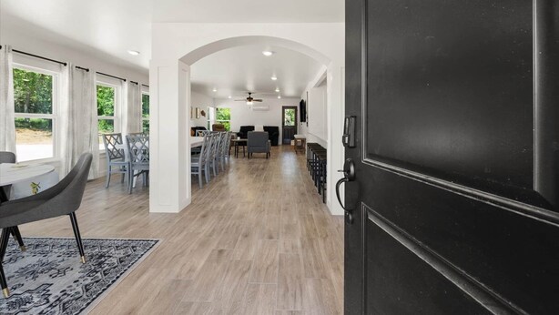 Um corredor espaçoso com sala de jantar, cozinha e sala de estar.