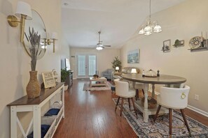 Dining - Adorable Townhome in North Augusta with Easy Access to I20 & 520 (North Augusta)