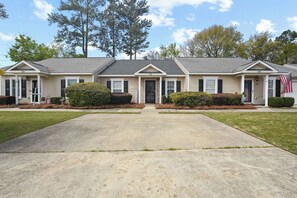 Exterior - Adorable Townhome in North Augusta with Easy Access to I20 & 520 (North Augusta)