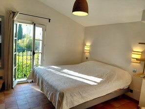 5 bedrooms, iron/ironing board, WiFi, bed sheets - Bastidon La Santoline, quiet location near Aix - Swimming pool and large garden with trees (Aix-en-Provence)