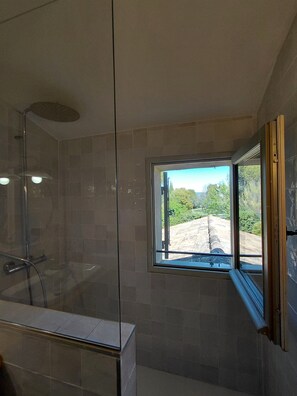 Shower, hair dryer, towels, soap - Bastidon La Santoline, quiet location near Aix - Swimming pool and large garden with trees (Aix-en-Provence)