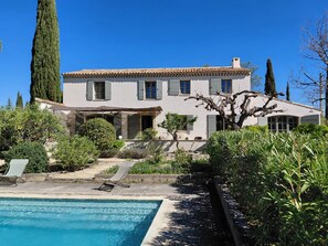 Outdoor pool - Bastidon La Santoline, quiet location near Aix - Swimming pool and large garden with trees (Aix-en-Provence)